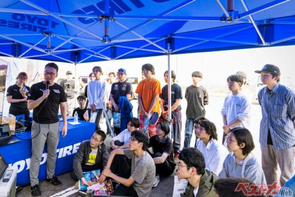 企業説明会を聞く自動車部所属の学生たち