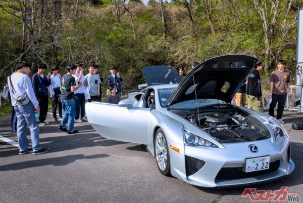 レクサスLFAの実車がサプライズで登場し学生たちは釘付け!!