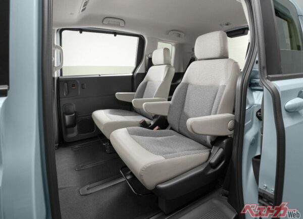 6人乗り車のセカンドキャプテンシート。7人乗り車のセカンドベンチシートと比べると、はるかに座り心地がよい。なおシエンタにはこのキャプテンシート仕様はない