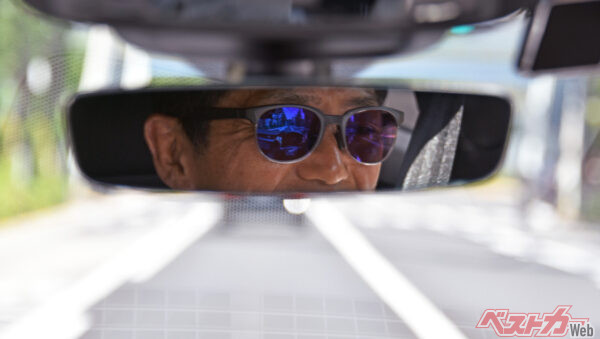 もちろん、普段からSWANS 「ドライビング・サングラス」を愛用しているという山野哲也さん<br>