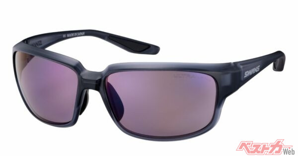 SWANS「 ドライビング・サングラス」フルリムフレームモデル(WA8-0170 CSK)。フレームに立体感があり、サイドにはSWANSロゴ入り。男女兼用モデル