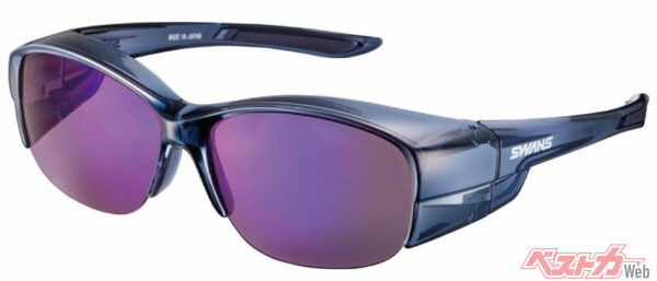 「SWANS ドライビング・サングラス」オーバーグラスモデル(OG5-0170 SCLA)。メガネの上からも装着できるタイプ。<br>