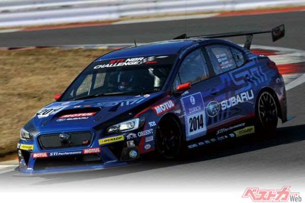EJ20ターボエンジンの放つ咆哮とともに富士を駆け抜けた新型WRX STIベースのニュル参戦マシンの鮮烈な走り！