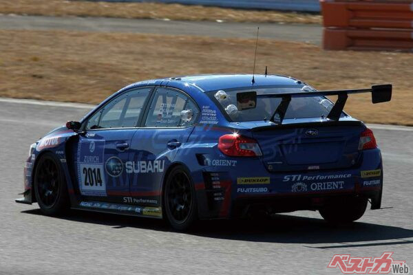 北米仕様の市販車の全幅1795mmからさらにワイドになった参戦マシンの全幅は1835mm