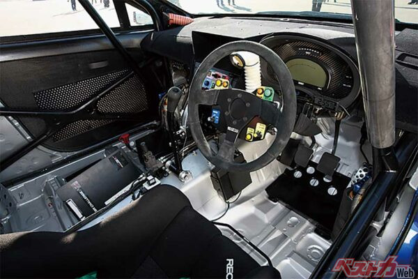 右ハンドル仕様となるニュル参戦マシン。シーケンシャルギアボックスを初採用している