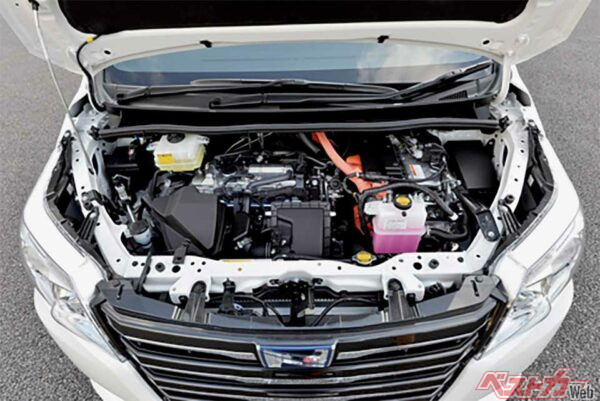 1797cc、直4DOHC＋モーター、最高出力99ps／5200rpm、最大トルク14.5kgm／4000rpm、モーター82ps／21.1kgm、システム出力136ps、JC08モード燃費23.8km/L