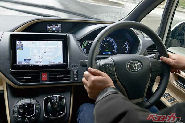 実燃費を伸ばすためには、バッテリー残量を要チェック。モーターアシストをどれだけ得られるEV走行ができるかがキモとなる