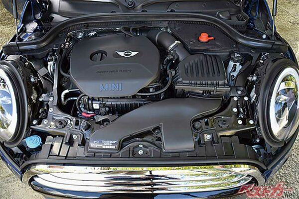 エンジンはクーパーが136psの1.5L直3ターボ、クーパーSが192psの2L直4ターボ。エンジンが3気筒と聞いてちょっと心配かもしれないがこの1.5L 3気筒エンジンは振動が少なく、わずか1250rpmから22.4kgmのピークトルクを発生させ、力強い加速フィールをみせる