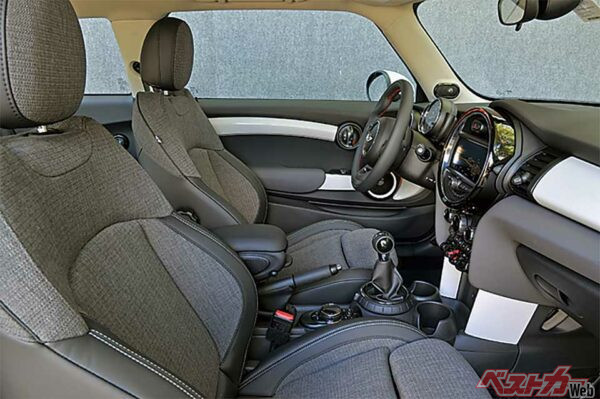 クーパーにはクロスシートを標準装備。クーパーSはフロント・スポーツシートを標準装備。大型ディスプレイにはナビやオーディオ、前車への追突危険警告や歩行者などとの衝突危険警告なども表示。車速やナビゲーション、オーディオの案内などを表示するヘッドアップディスプレイも採用