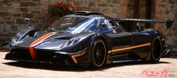 ミドに搭載されるのはメルセデスAMG製の6L V12エンジン。ゾンタRよりも50ps、2kgm向上した800ps、74.4kgm。後輪駆動でトランスミッションは6速シーケンシャル。ボディやシャシーにカーボン、アルミを多用