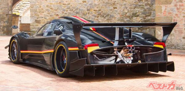 ボディやシャシーにカーボン、アルミ、チタンを使うことで車重は異例の1070kg。このモデルはゾンダRの最終モデル