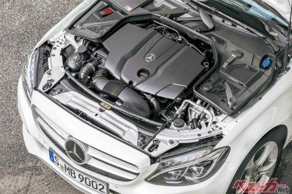 日本市場に今年中に導入が予定されているのはガソリン仕様のC180(1.6L直4ターボ・156ps/25.5kgm)、C200(2L直4ターボ・184ps/30.6kgm)、C250(2L直4ターボ・211ps/35.7kgm)。ディーゼルターボ(C180、C200、C250の各ブルーテック)や4MATICの導入予定はあるものの、グレードは決まっていない