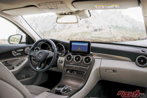 クラスを超えた造りと質感の高さを感じるコクピット（C250アバンギャルド）。5つの丸型のエアコン吹き出し口、インフォテイメントシステムを集中管理する大型ディスプレイが特徴。標準で7インチ、オプションで8.4インチが選択可能で、ヘッドアップディスプレイも新採用