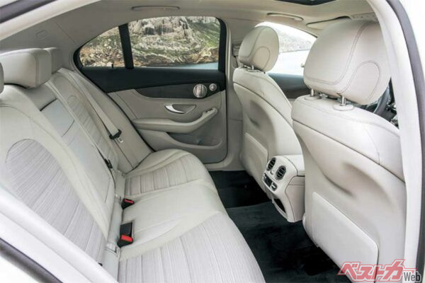 先代比全長が95mm、全幅が40mm、ホイールベースが80mm拡大されたことにより特に後席の居住性が広がった