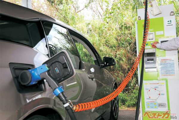 チャデモ方式の急速充電器なら30分で80％充電。右リアドア後方に充電口がある