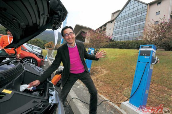 200V・15Aの一般充電器なら7～8時間で約80％の充電が可能。フロントボンネットの中にソケットがある