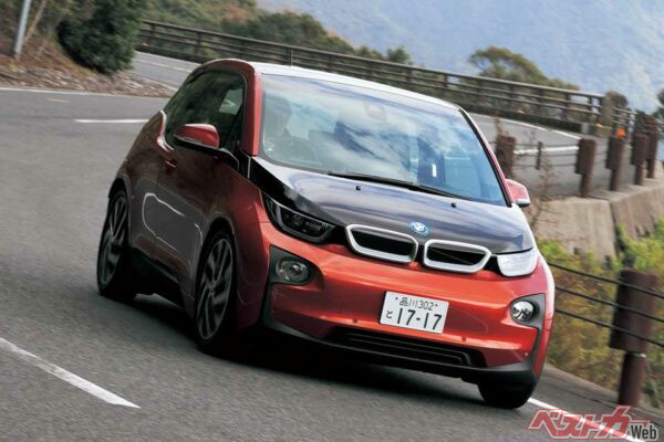 レンジエクステンダーも走りはモーターになるので、パワフルに走る。ワインディングではBMWらしいスポーティさをみせる