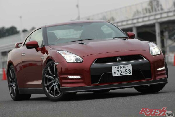 日産GT-R。イギリスだと約1300万円で売られているが、約900万円で買える日本でのGT‒Rの価格はお買い得!