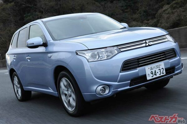 三菱アウトランダーPHEV。EV並みの大容量リチウムイオンバッテリーを搭載し、フル充電でモード値60.2kmのEV走行を実現