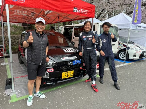 全日本ラリーで9度チャンピオンに輝く勝田範彦選手（左）がわざわざクルマを見に来てくれ「めちゃくちゃいいよ！」と絶賛。右は緊張気味のコ・ドラの西川昇吾くん