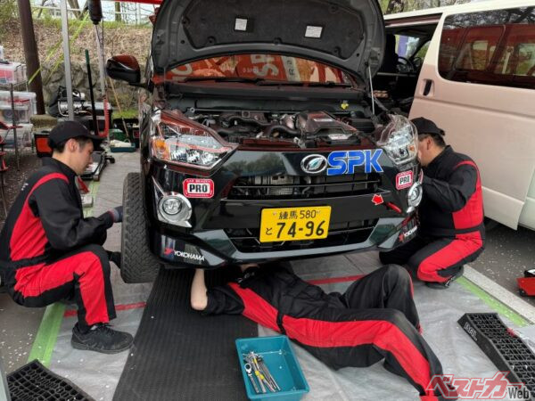今 回はダイハツのディーラーメカニックが４名も参加。車高を20㎜ほどアップしたおかげで、グラベル（未舗装路）も元気に走り切ることができた
