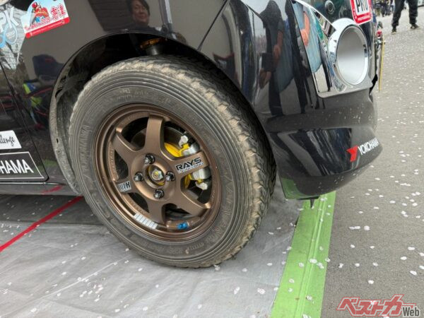 ラリチャレではグラベル風のタイヤ装着が義務付けられヨコハマタイヤのADVAN A035を装着