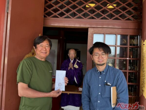 レッキ前に蓼科山聖光寺で交通安全祈願。中央は松久保秀胤住職