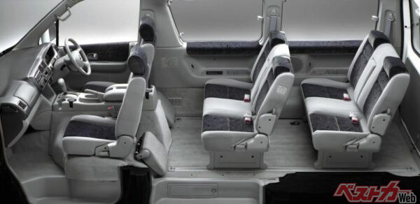 シートは3列で乗車定員は8名。2列目シートと3列目シートはハイパースライド機構を備えており、前後のスライド幅が大きく、乗員の人数や積載する荷物に応じて自由にアレンジできる