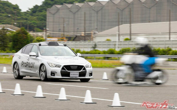 2023年6月、日産は「交差点事故を回避する技術」を公開していた。当時は研究・先行開発の段階であったが、いよいよ市販車搭載へ向けた詰めが行われているようだ