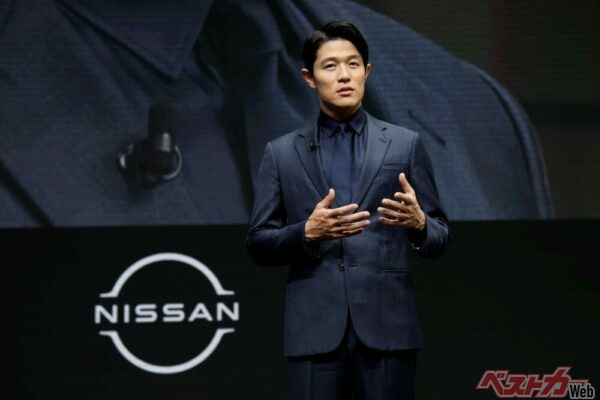 日産のクルマに試乗した印象を語る鈴木亮平さん