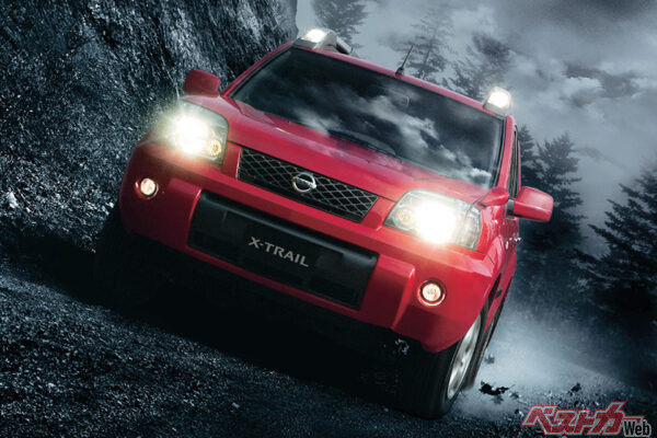初代エクストレイル（T30型・2000～2007年）。ルノーと提携後ゴーン体制になってからデビュー。タフさと手軽さが若者にウケて大人気。日産復活の起爆剤となった