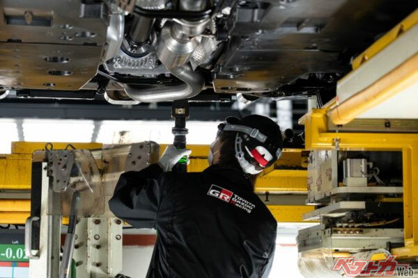 アライメント調整は3度の測定が行われ、通常モデルに比べ約2倍の工程をかけている