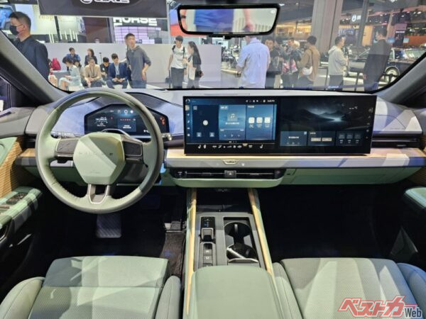 まさにスパルタンの形容がふさわしい内装