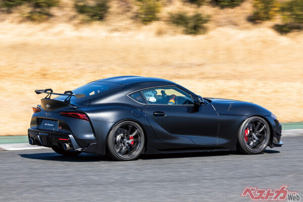 リアサブフレーム取り付け点をアルミリジッド化、各部ブッシュの強化するなど、シャシー剛性を徹底的に高め、GT4マシンなみの操縦性を発揮