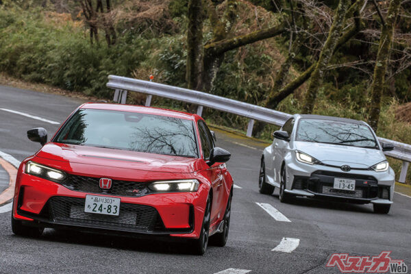 330ps、42.8kgmをフロント2輪で受け止めて高い操縦性能を引き出すシビックタイプR。GRヤリスは4WDで304ps、40.8kgmを路面に叩きつけ、優れた回頭性を見せる