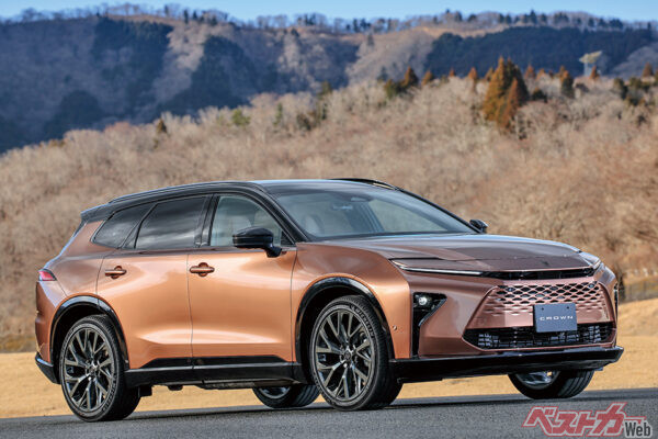 フロントマスクはハンマーヘッドデザインを踏襲。バンパー一体型のフロントグリルは、上から下にパターンが変化。伸びやかなルーフラインは大型ワゴン的な美しさを持つ