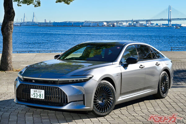 5030×1890×1475mm　WLTCモード燃費：18.0km/L（2.5HEV）、－km/L（FCEV）　730万～830万円　システム出力：245ps（2.5HEV）　182ps（FCEV）