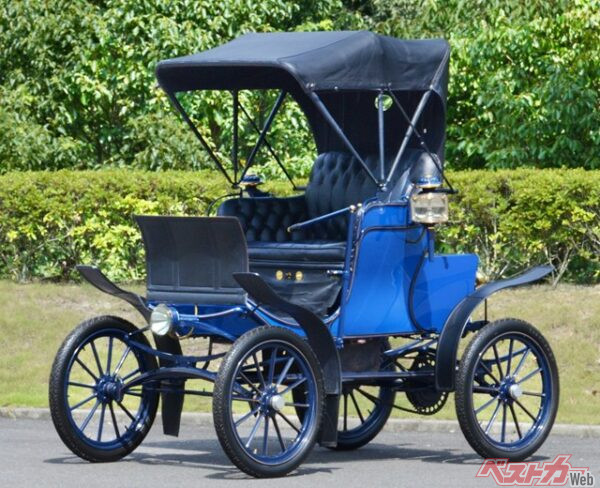 世界初の実用的自動車ベンツ パテント モトールヴァーゲンのレプリカ。　画像はトヨタ博物館所蔵のもの