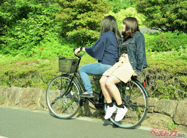 あの~。会話が弾んでいそうだけど、それ、反則金3000円(案)ですからね!