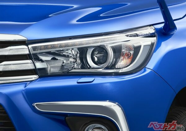 ハイラックス ZのLEDヘッドランプもヘッドランプクリーナーが付く