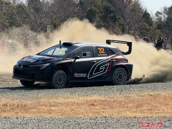 豊田章男会長は多忙ななか、ラリー三河湾の会場にてGRカローラ ラリーコンセプトで豪快なデモランを披露