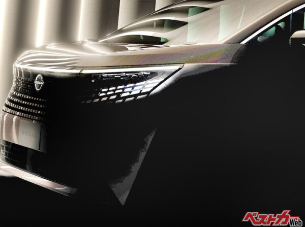 新型エルグランドのフロントマスク。NISSANのロゴの回りやその下のガーニッシュは小さい正方形に見える