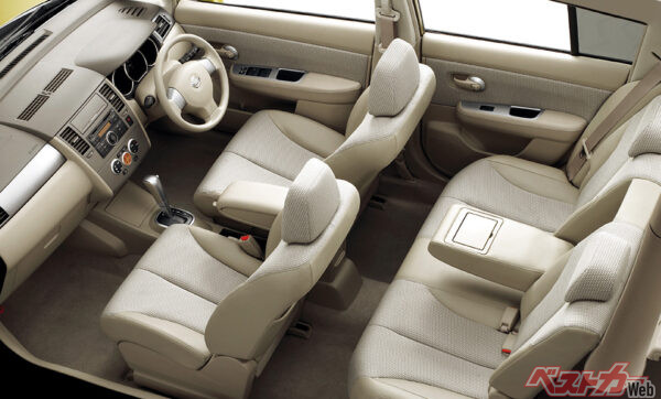 写真は日産 ティアナの車内。このクラスになると、後席がそこそこ広い車種も見つけられる