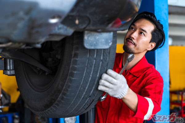 例えばタイヤだけでなく、サスペンションブッシュなどの状態も確認したい（Jack Tamrong＠AdobeStock）