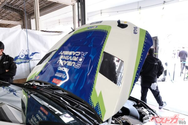 ボンネットはラリー仕様と同じものに変更された