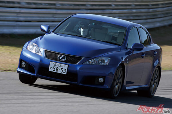 完全ロックアップ式8速ATはサーキットでも威力発揮