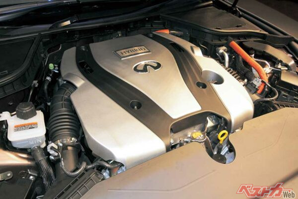 エンジンカバーにもインフィニティマークが付けられる。3.5L、V6ハイブリッドはシステム出力364ps