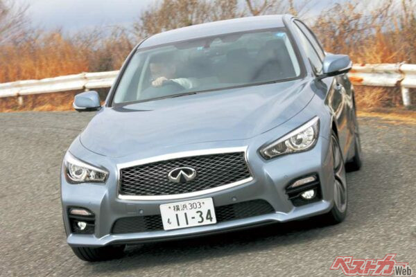 13代目となる新型スカイライン。2001年に登場したV35型以来のV6エンジン搭載のフロントミドシップレイアウトを踏襲するも、ハイブリッド専用モデルとして誕生したのがトピックス！