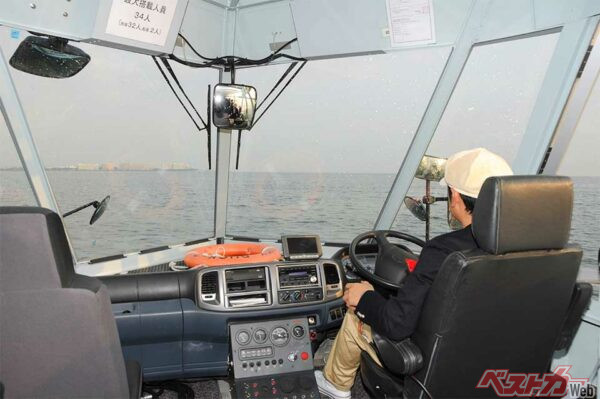 操縦室から外を見た風景は船みたい。