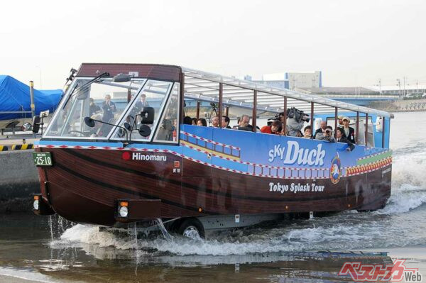 全長約6mまでストレッチしたミニXXL。リア部分のルーフを取り外すと、そこには下写真のようにジャグジー